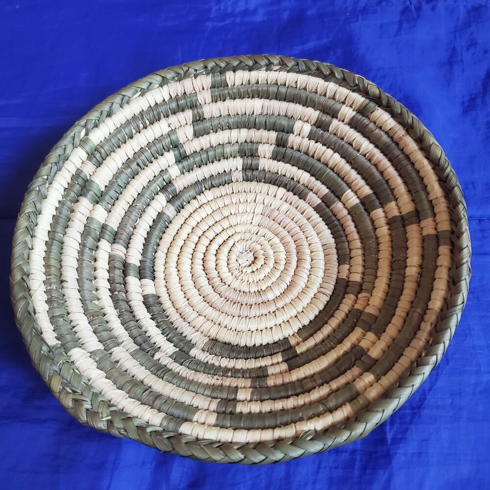 Vtg Hand Woven Straw Basket 8+" Tribal Labyrinth Sage & Sand Sturdy Ethnic Boho